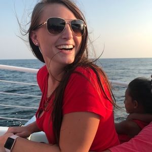 Meet your Posher, Lura